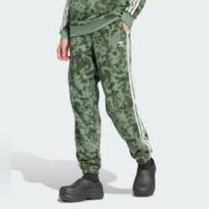 Adidas IX5999 Olive Green AOP Camo Sweatpants Wome's XS Used Once